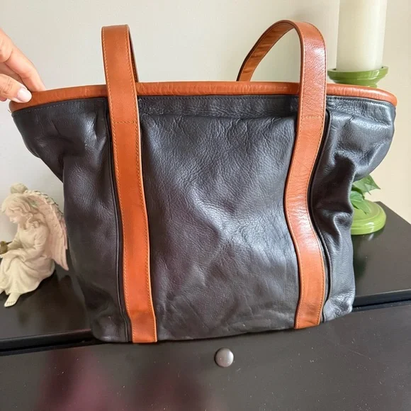 VILLAGE TANNERY Designs by Sevestet New York All Leather Messenger